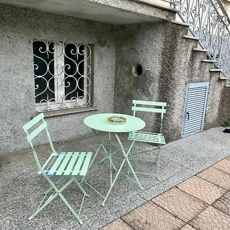 Lora Apartment, Free Private Parking アパート コモ